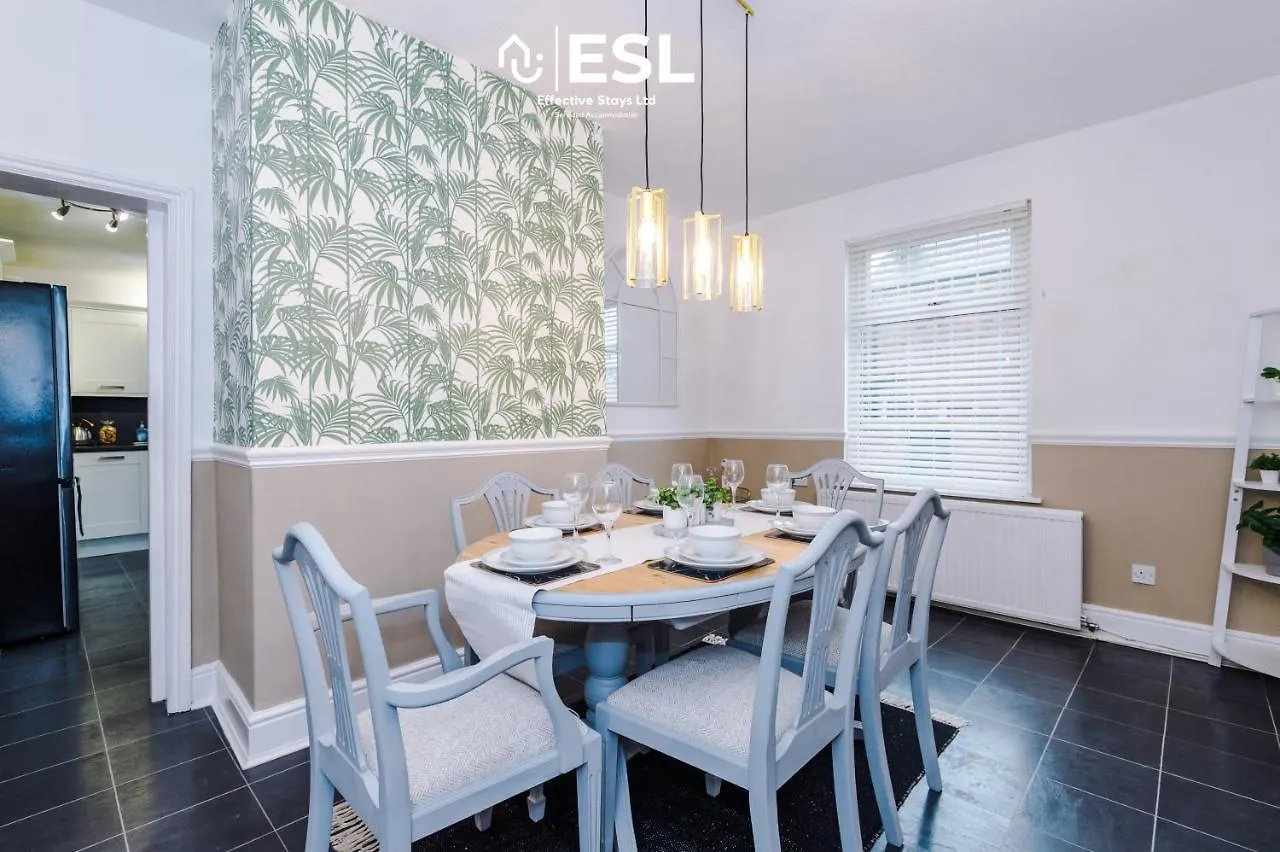 Stylish Chester Townhouse: 3-Bedroom City Center Retreat Hough Green