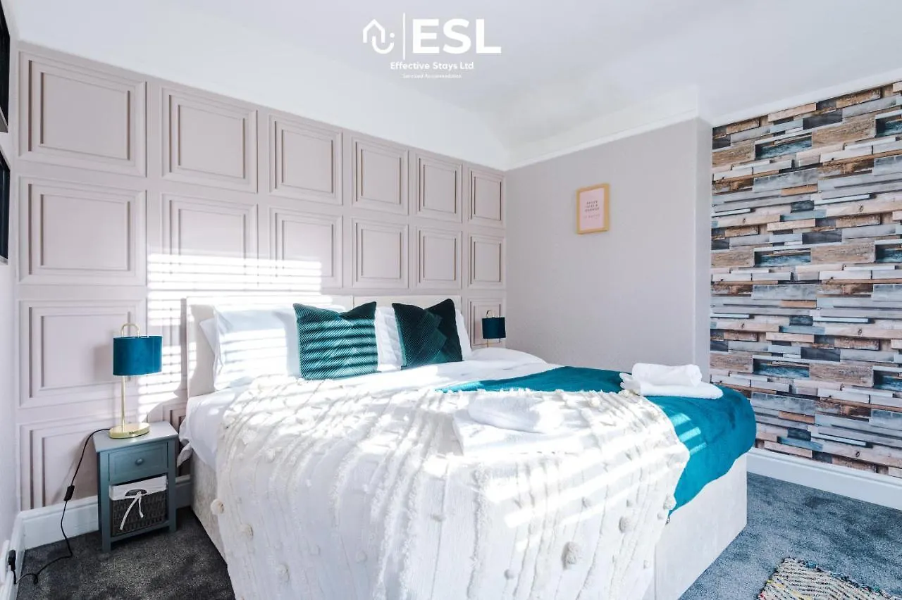 Holiday home Stylish Chester Townhouse: 3-Bedroom City Center Retreat Hough Green