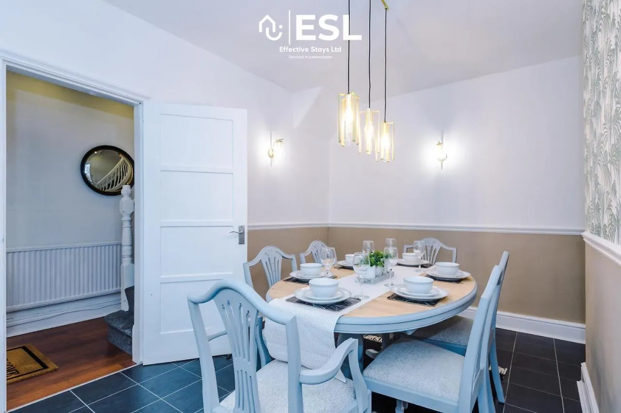 Stylish Chester Townhouse: 3-Bedroom City Center Retreat Hough Green Holiday home