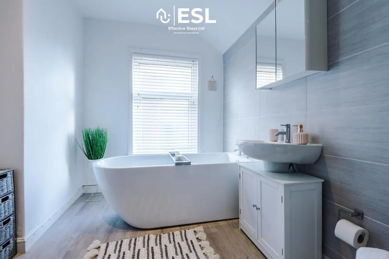 Stylish Chester Townhouse: 3-Bedroom City Center Retreat Hough Green 0*,