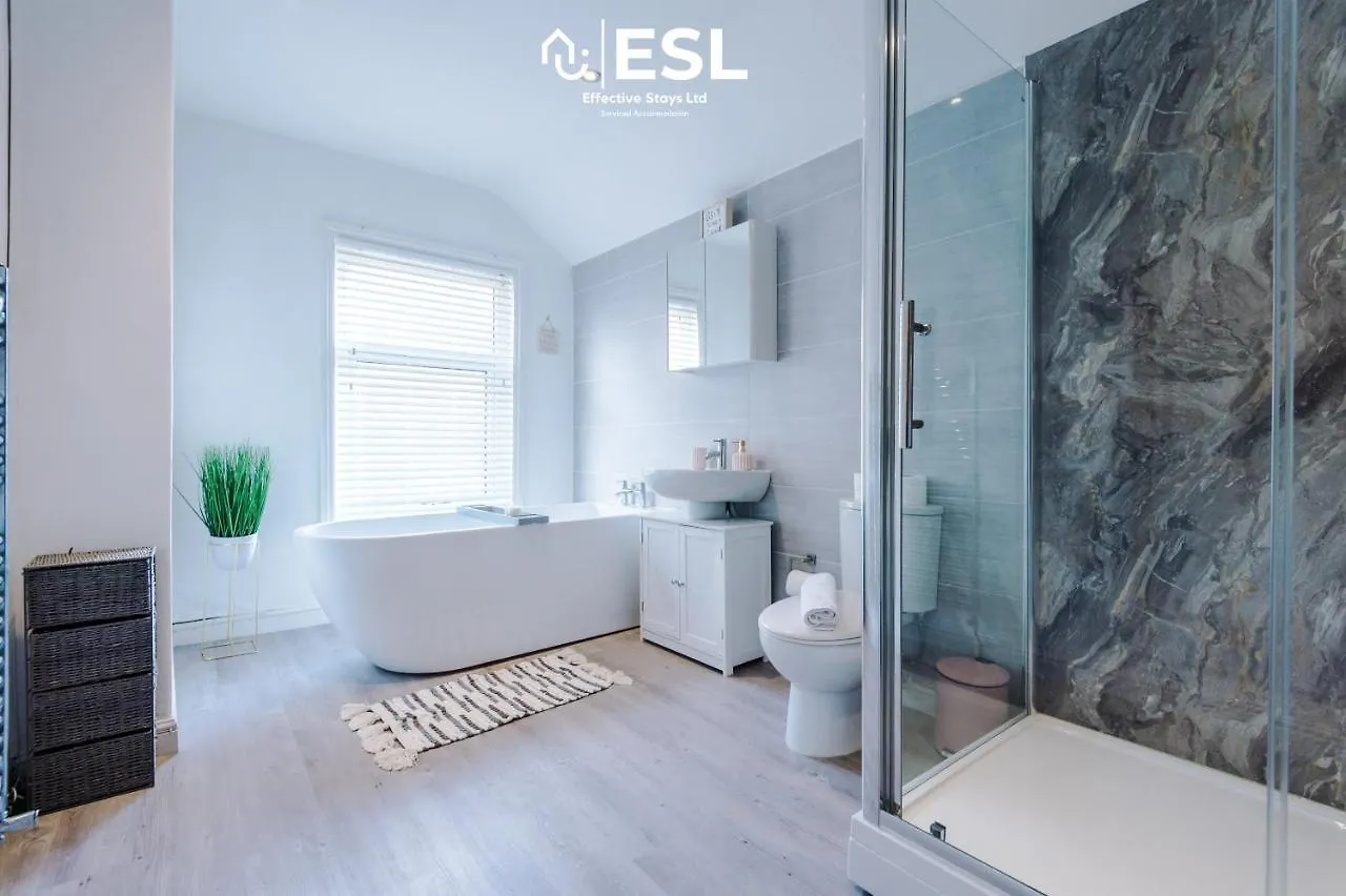 Holiday home Stylish Chester Townhouse: 3-Bedroom City Center Retreat Hough Green United Kingdom