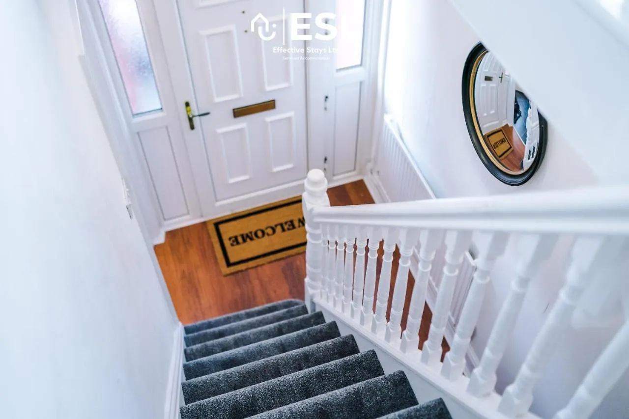 Stylish Chester Townhouse: 3-Bedroom City Center Retreat Hough Green 0*,