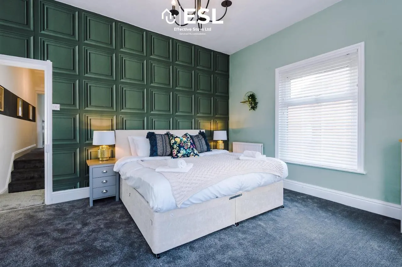Stylish Chester Townhouse: 3-Bedroom City Center Retreat Hough Green